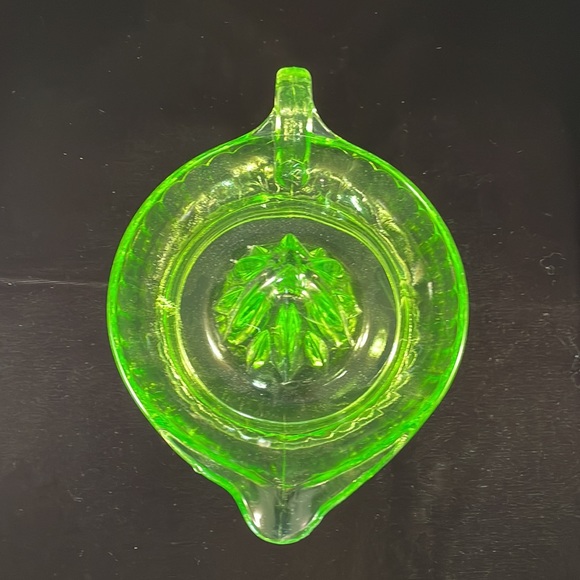 Vintage Green Uranium Glass Orange Juice Squeezer. - Picture 5 of 5